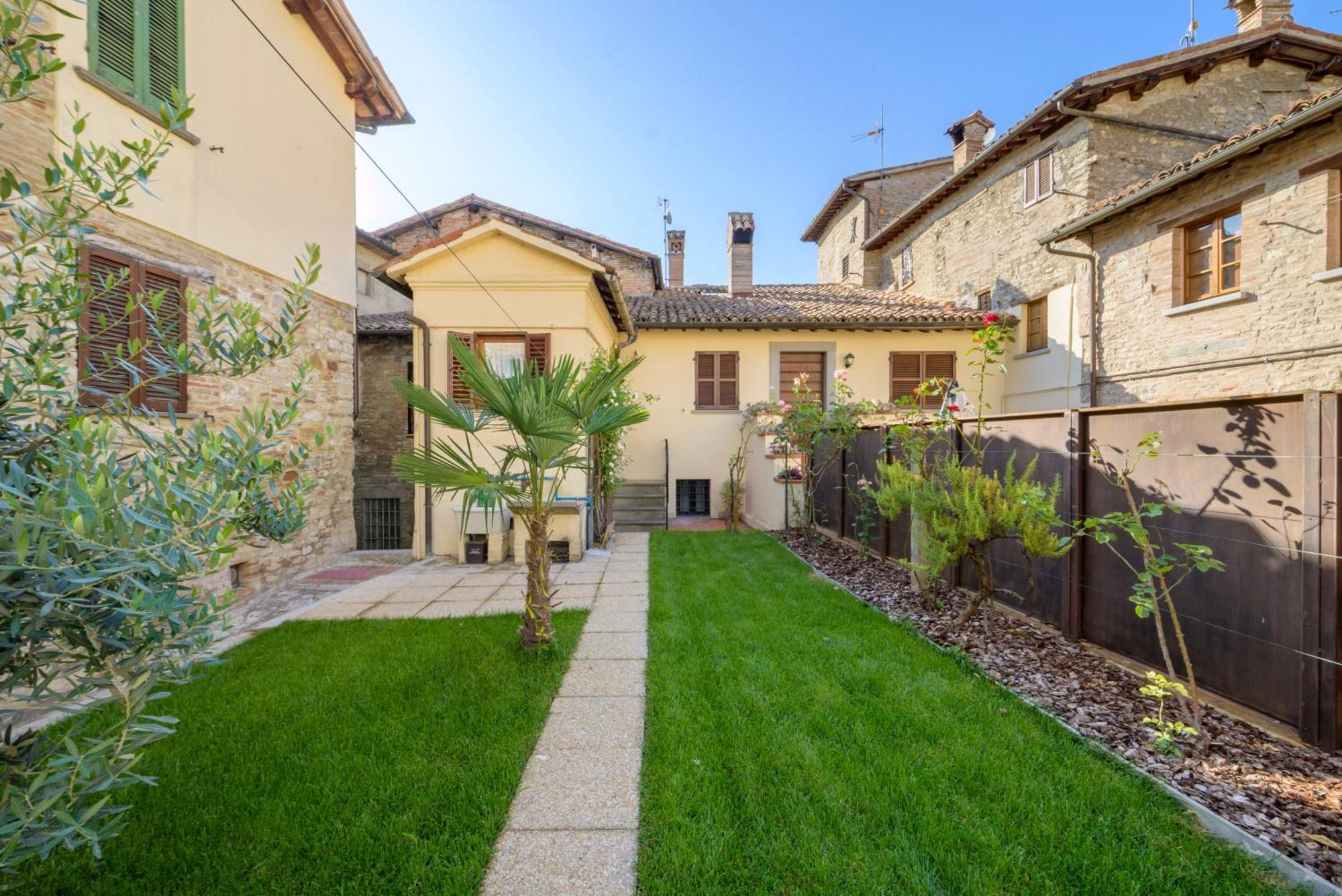 Via Mazzini 23A Apartment Gubbio Bagian luar foto